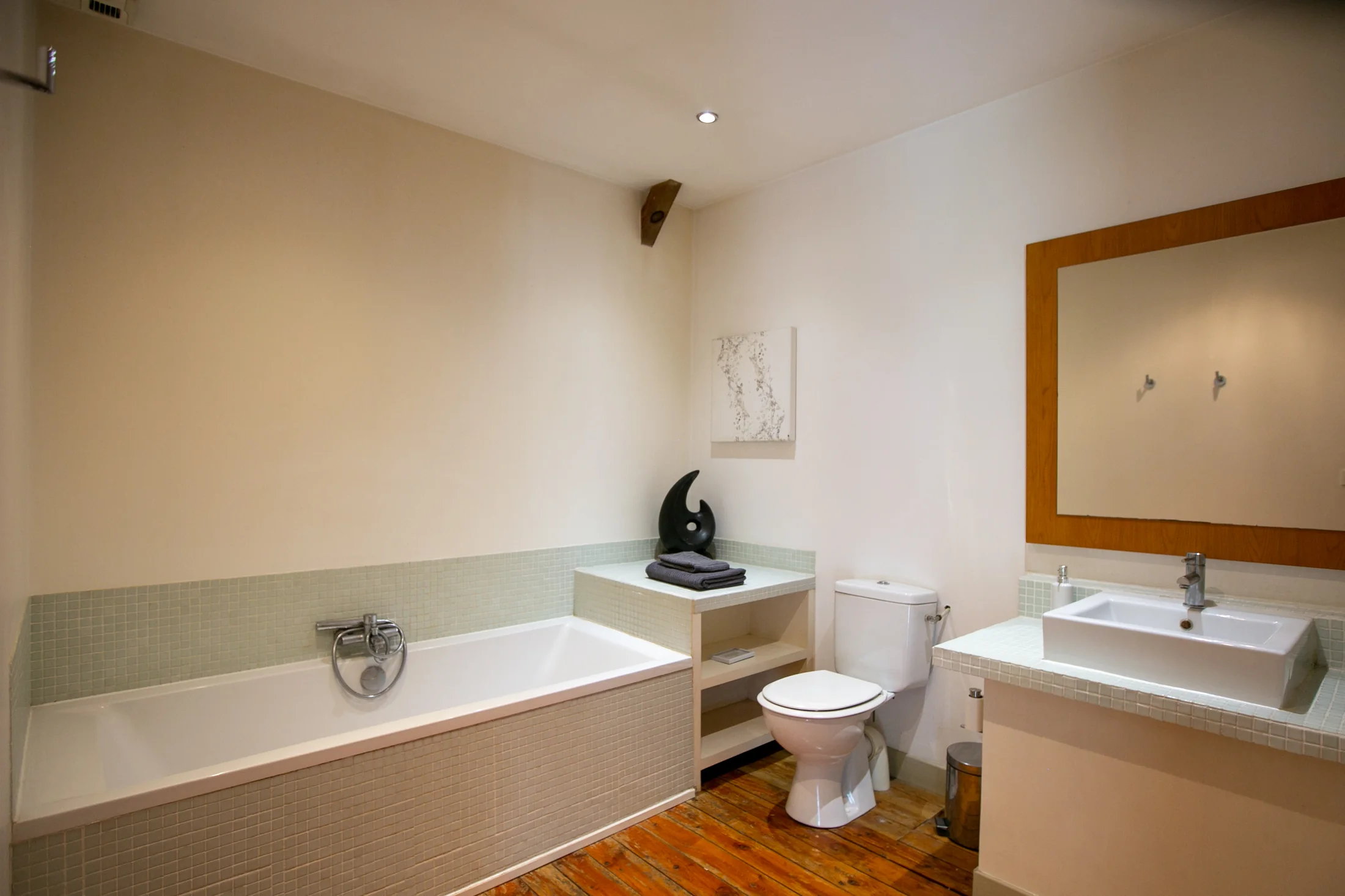 Salle de bains avec baignoire et toilettes