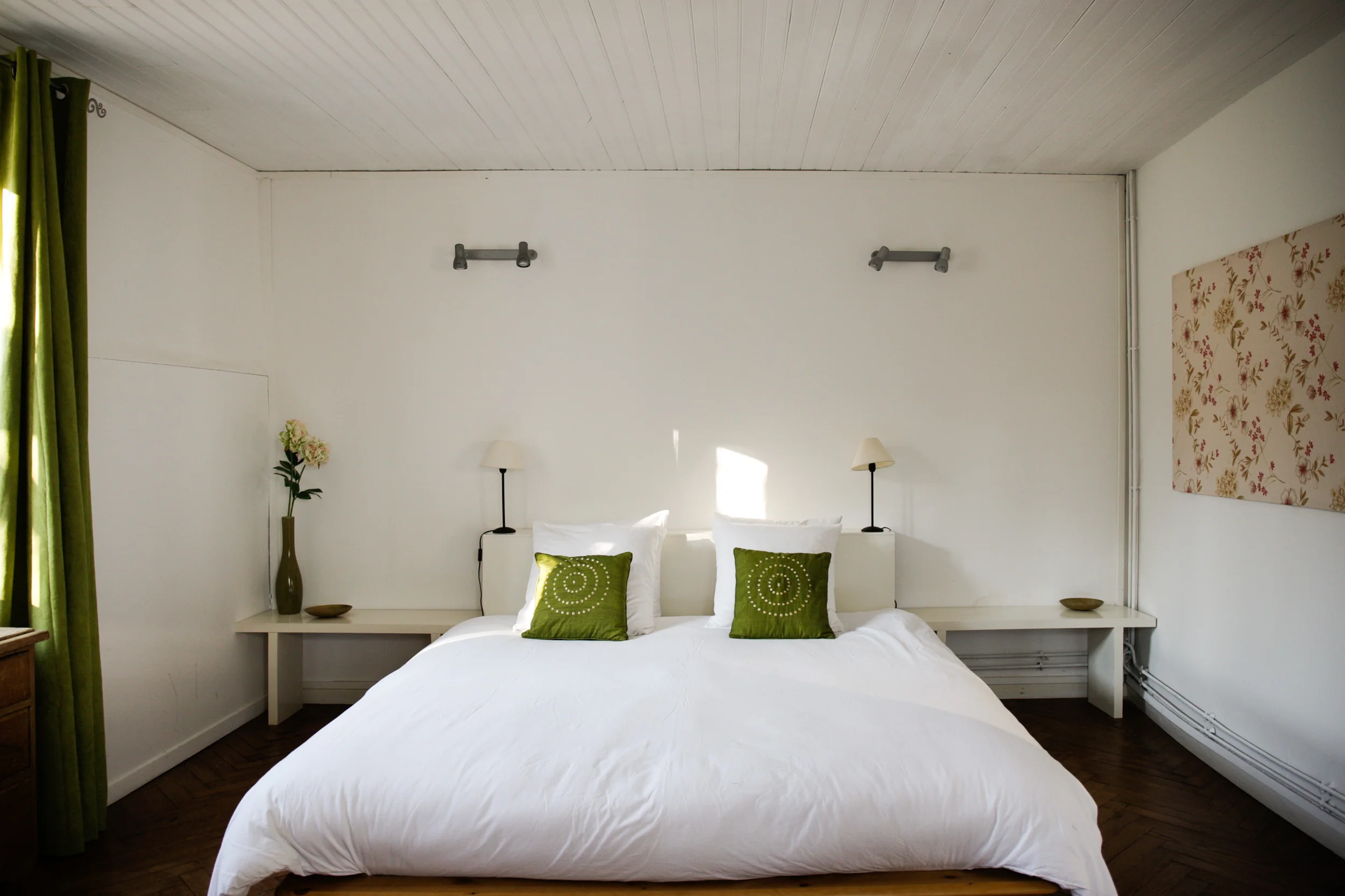 Chambre verte avec lit double