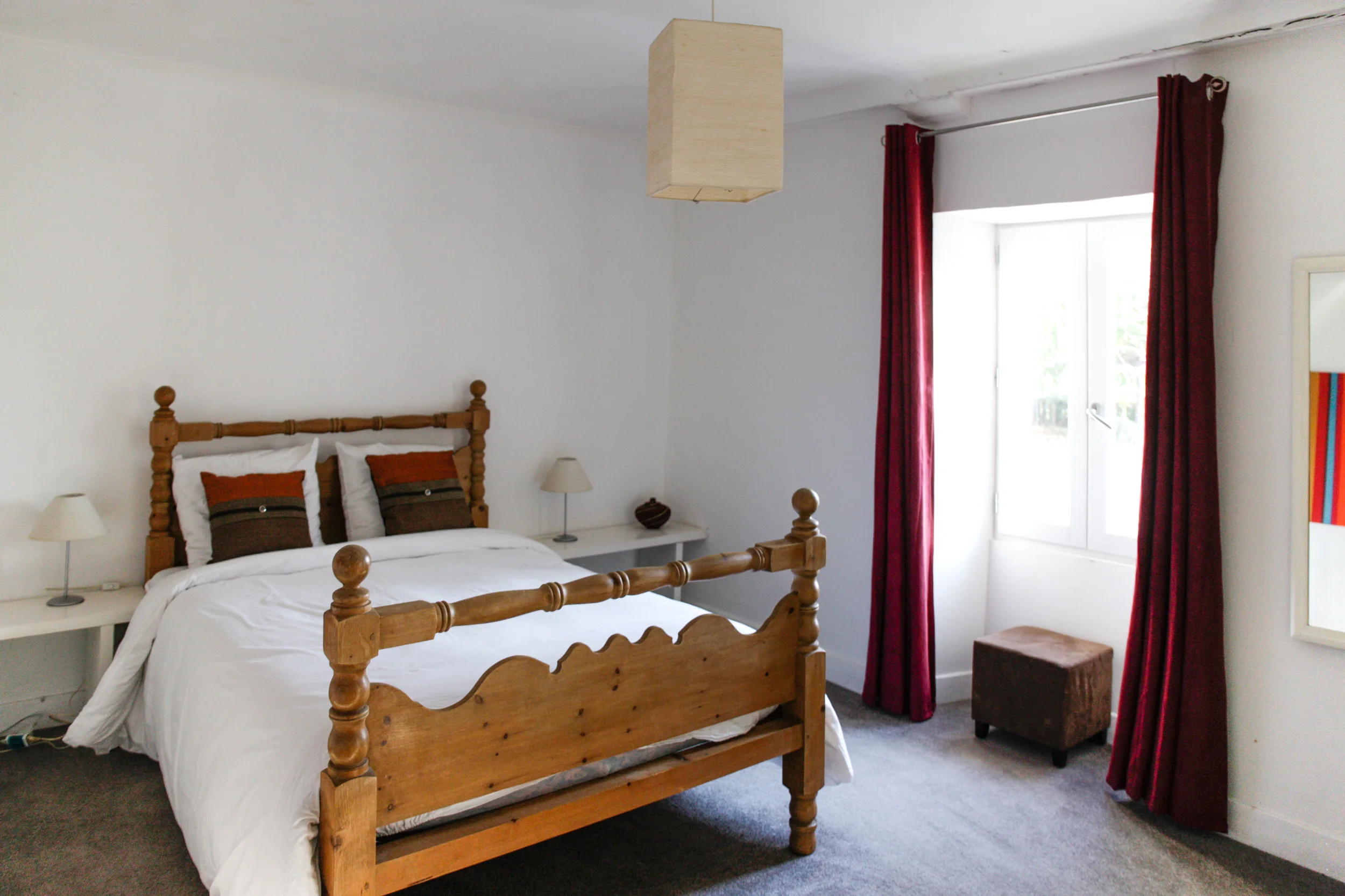 Chambre avec lit ancien en bois