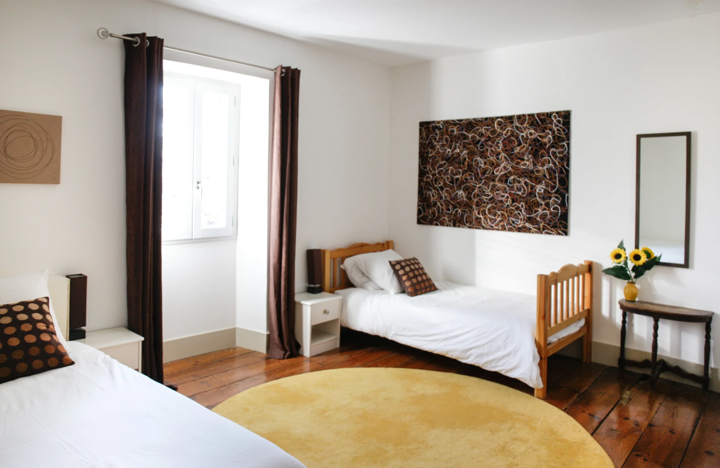 Chambre familiale avec un lit double et des lits simples