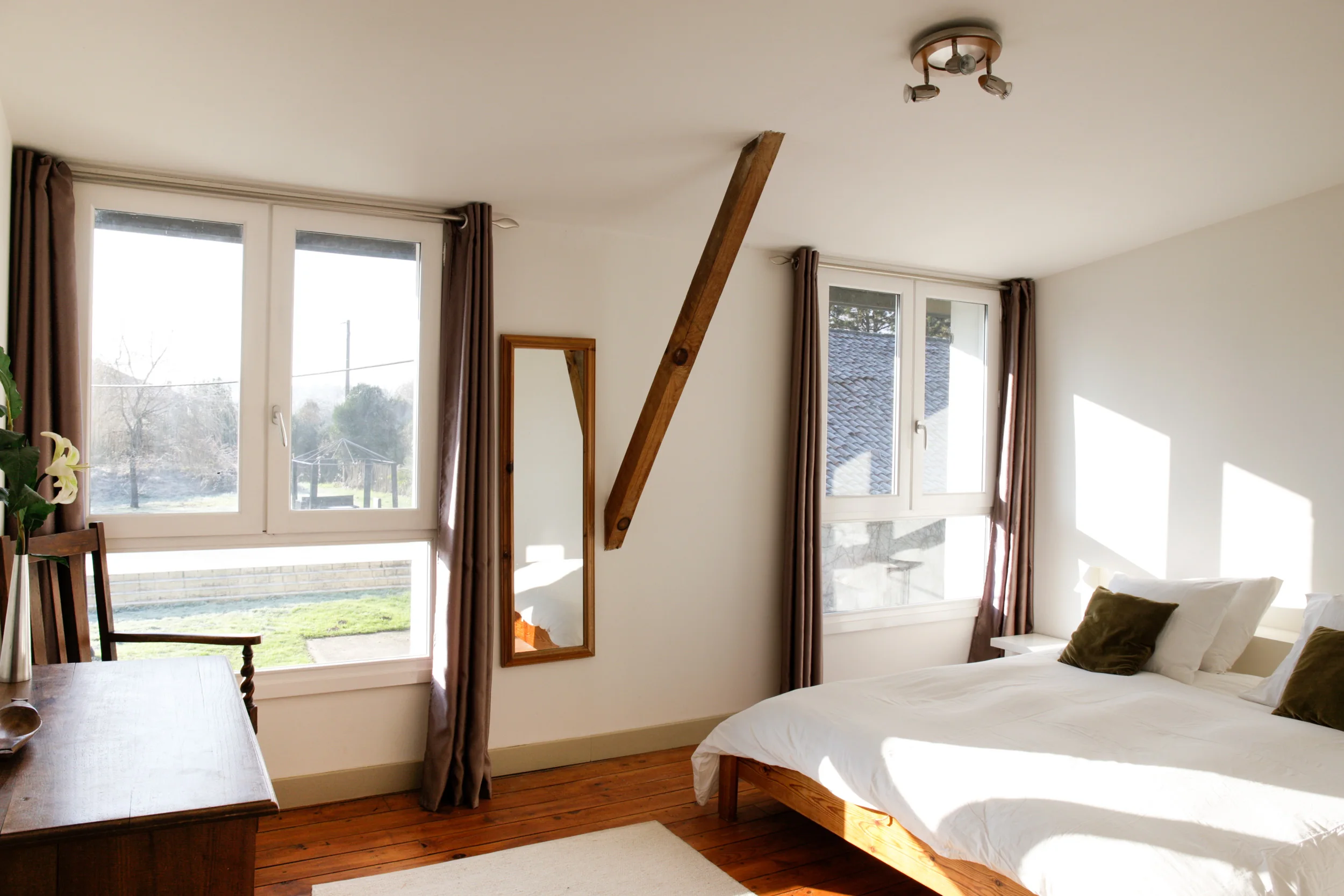 Chambre double lumineuse avec poutres apparentes