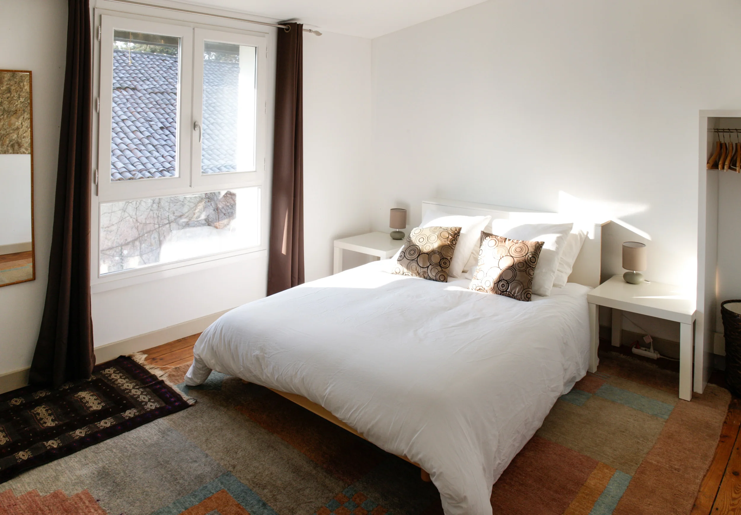 Chambre double blanche et lumineuse