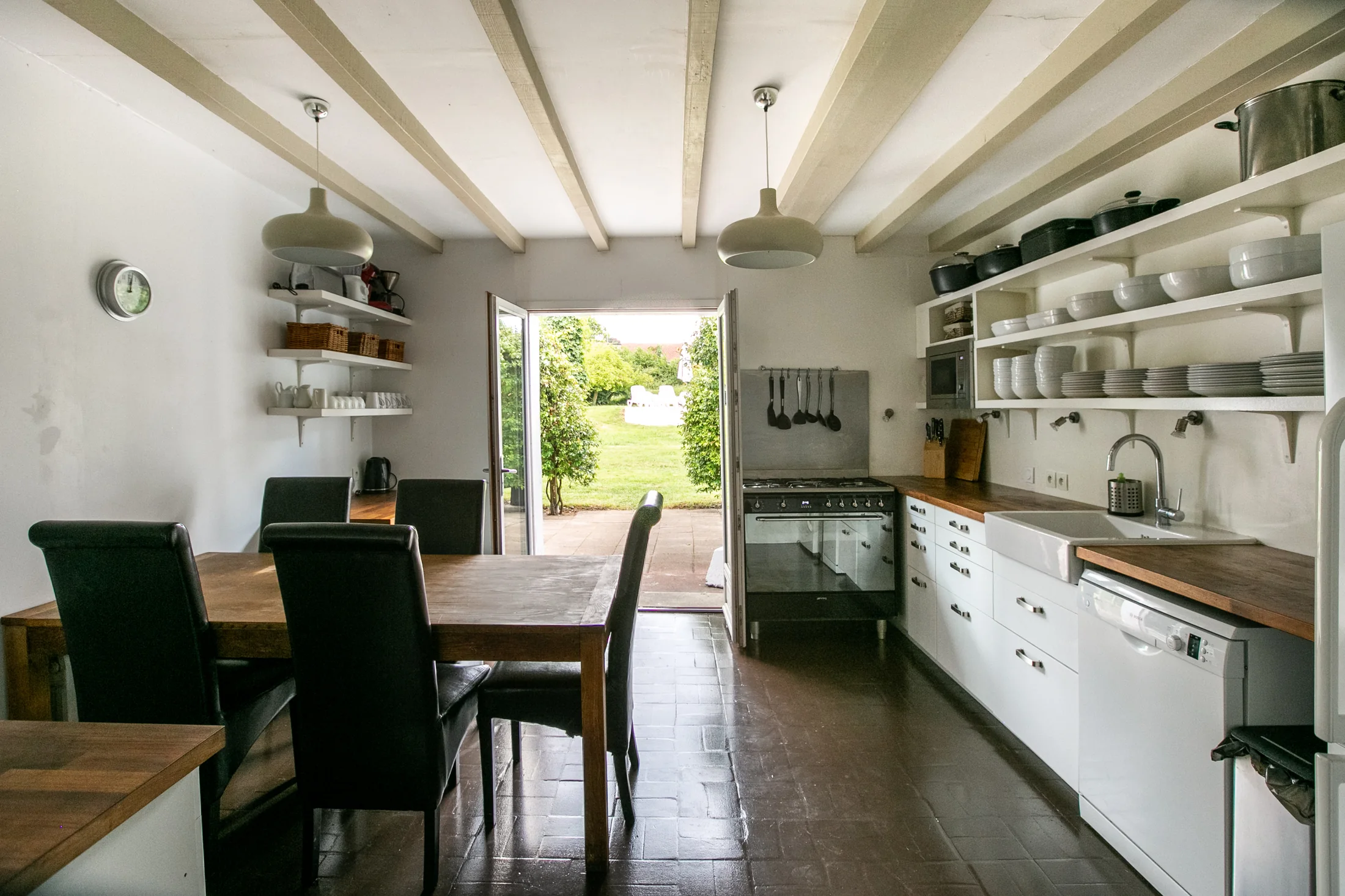 La cuisine principale donnant sur la terrasse