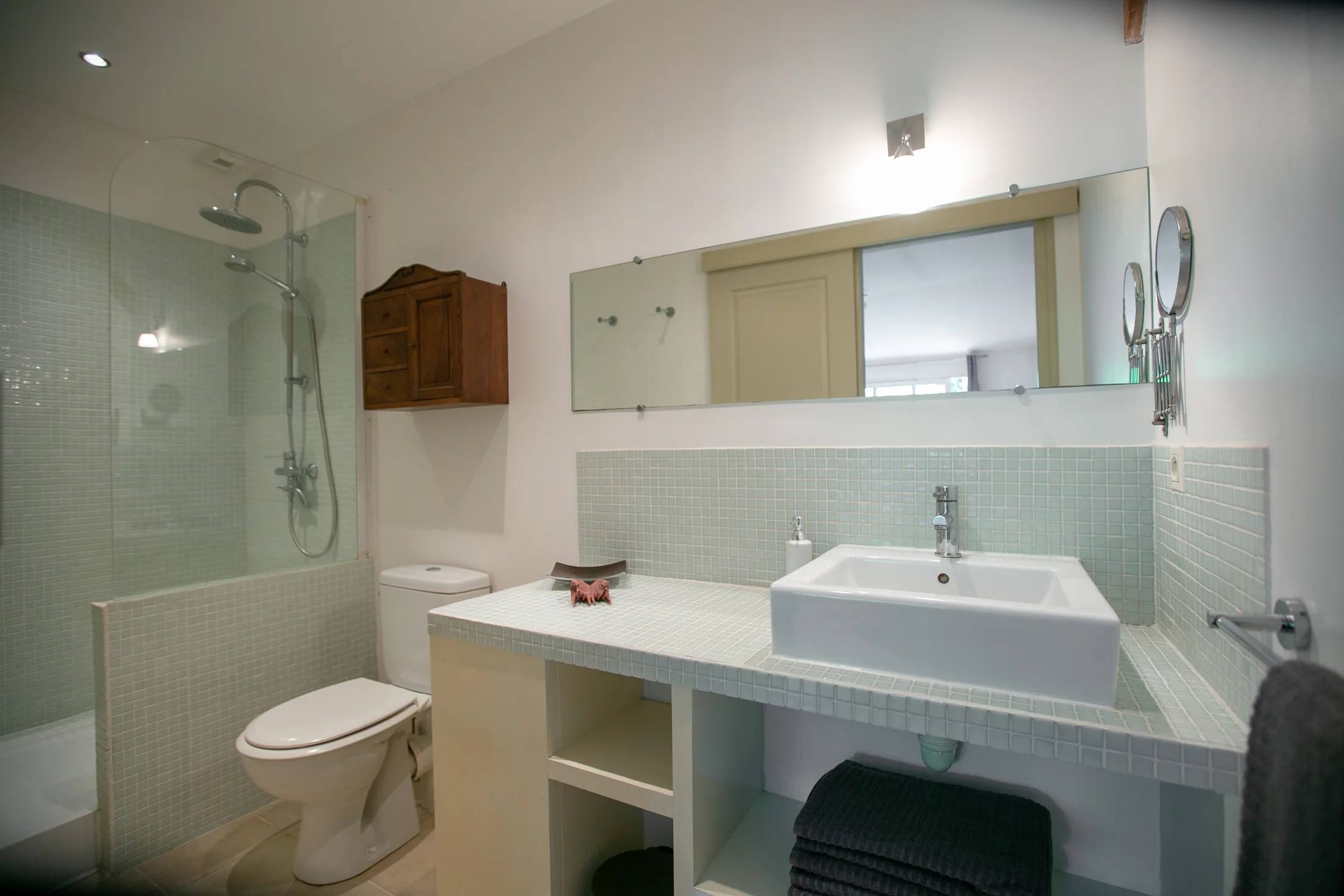 Salle d’eau privée de la chambre principale avec toilettes