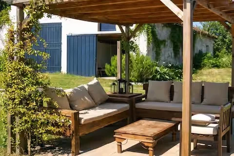 Salon extérieur sous la pergola
