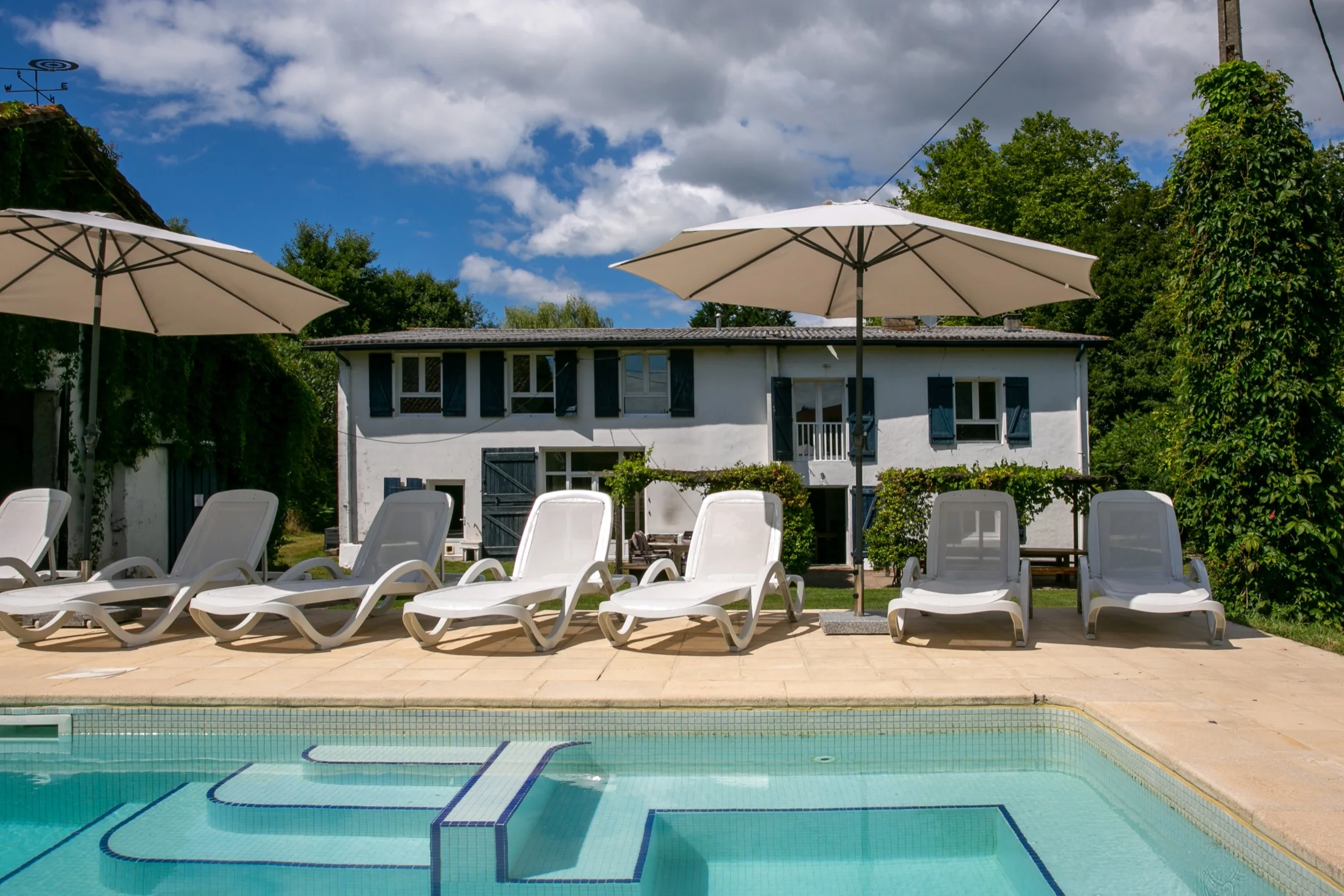 La piscine face à Maison Higues