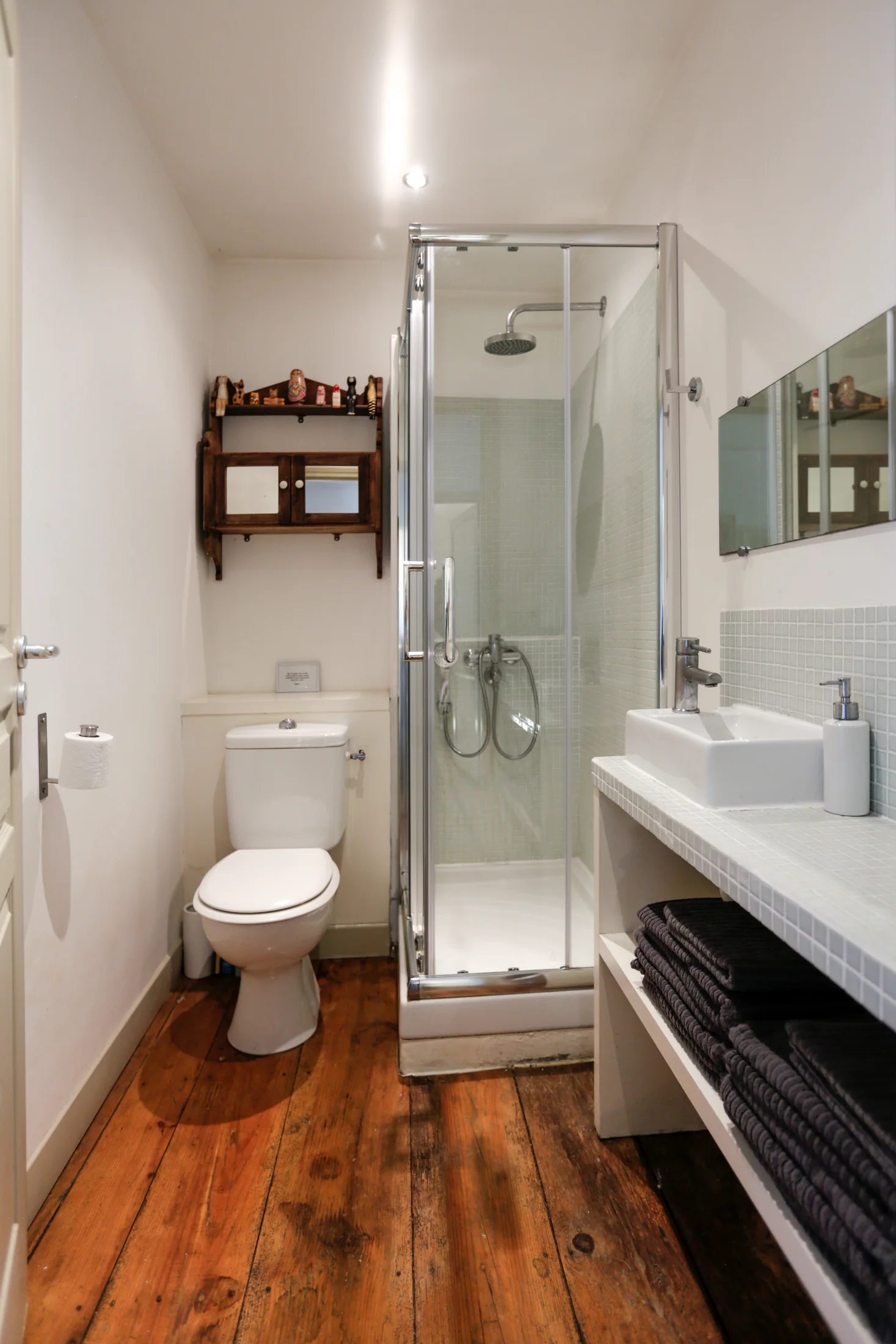 Salle d’eau avec douche et toilettes